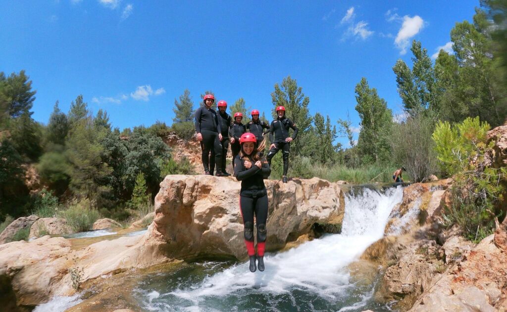 Grupo haciendo barranquismo en cascada natural.