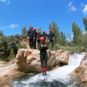 Grupo haciendo barranquismo en cascada natural.