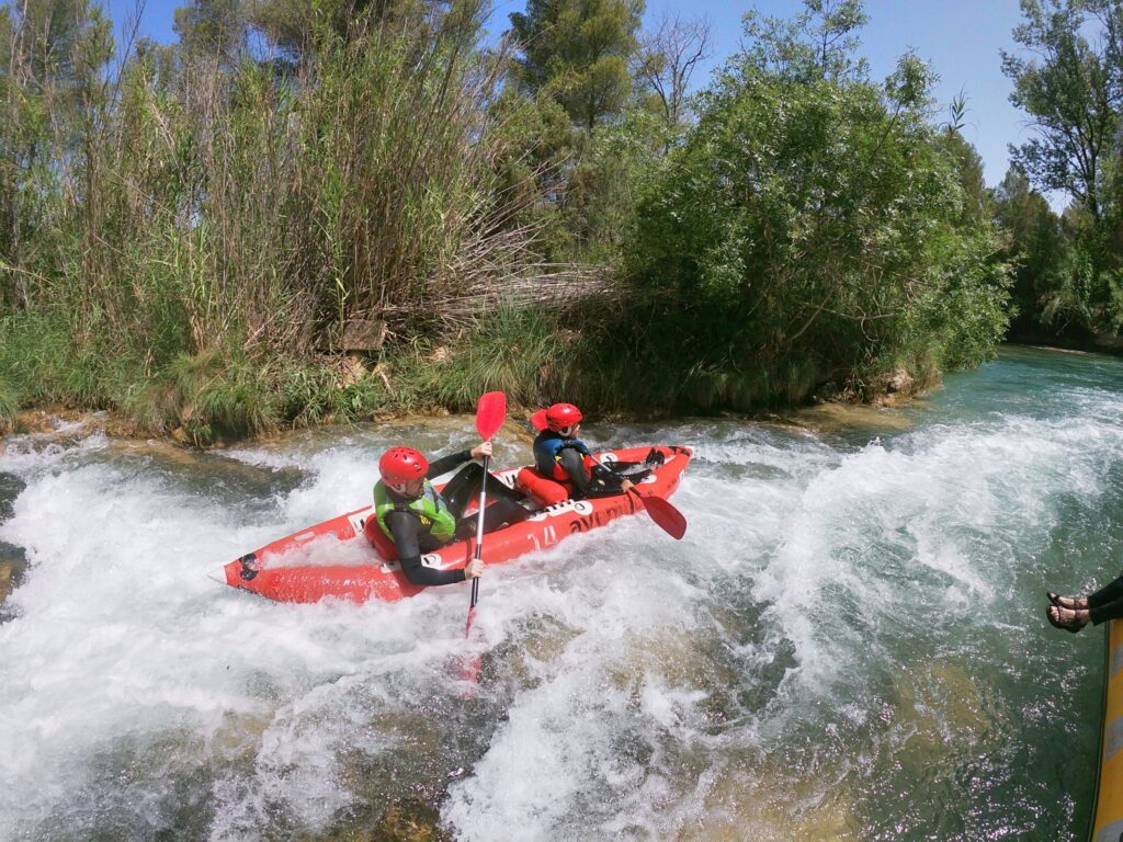Personas haciendo rafting en aguas bravas
