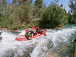 Personas haciendo rafting en aguas bravas