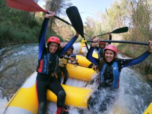 Personas practicando rafting en río emocionante.