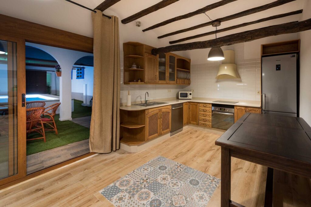 Cocina moderna con toques rústicos y terraza.