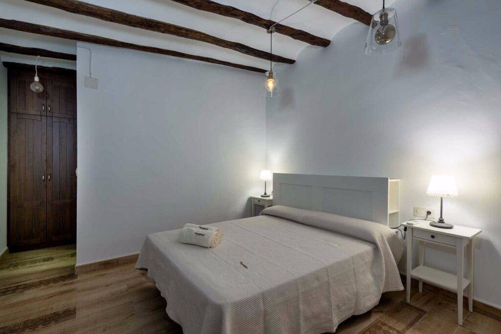 Dormitorio acogedor con vigas de madera.