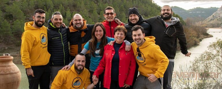Grupo sonriente empresa Avenjúcar en naturaleza con sudaderas.